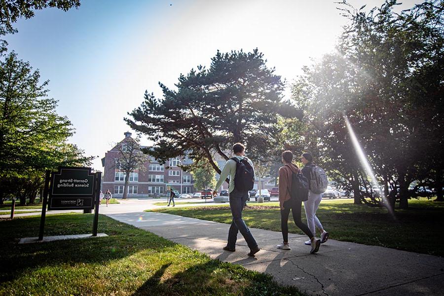 Students walk across the Northwest campus, which also is designated as the Missouri Arboretum. (图片来源:Chandu Ravi Krishna/<a href='http://community.jc200.net'>全国网赌正规平台</a>)